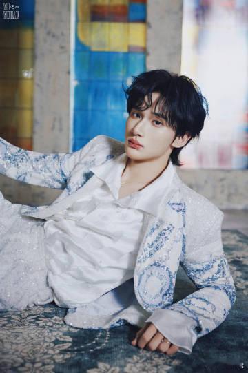 余宇涵一会daddy一会baby 余宇涵简直是风格切换大师！亮片西装一上身，那气