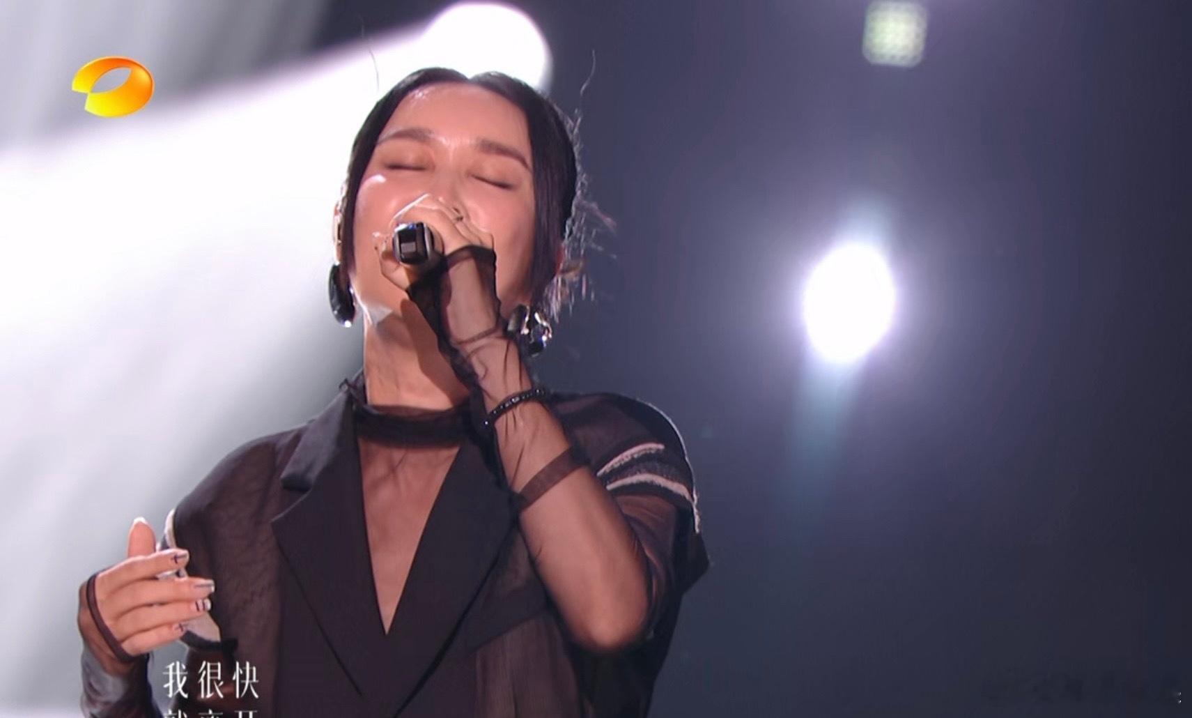 #感觉那英要拿汪峰剧本了# 英子连续四场开嗓走音了，感觉那姐已经无心恋战了，这季