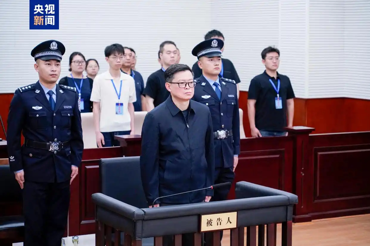 中国国防科工局原副局长张建华涉受贿被判十年。值得关注的是，本案涉及退休后利用“影