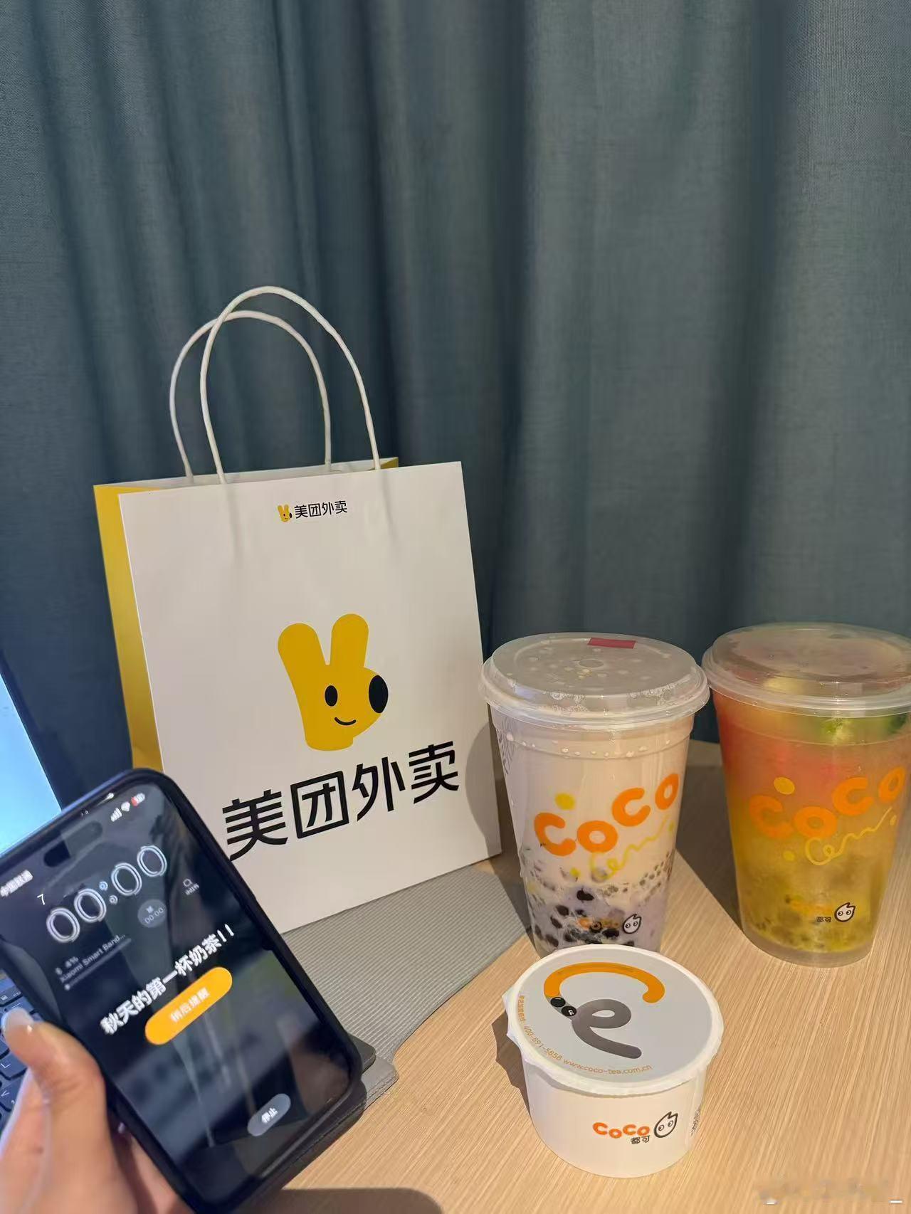 主打干脆利落的山航碰上动脑洞好大！一边空中飞驰，一边外卖速送，把秋天第一杯奶茶稳