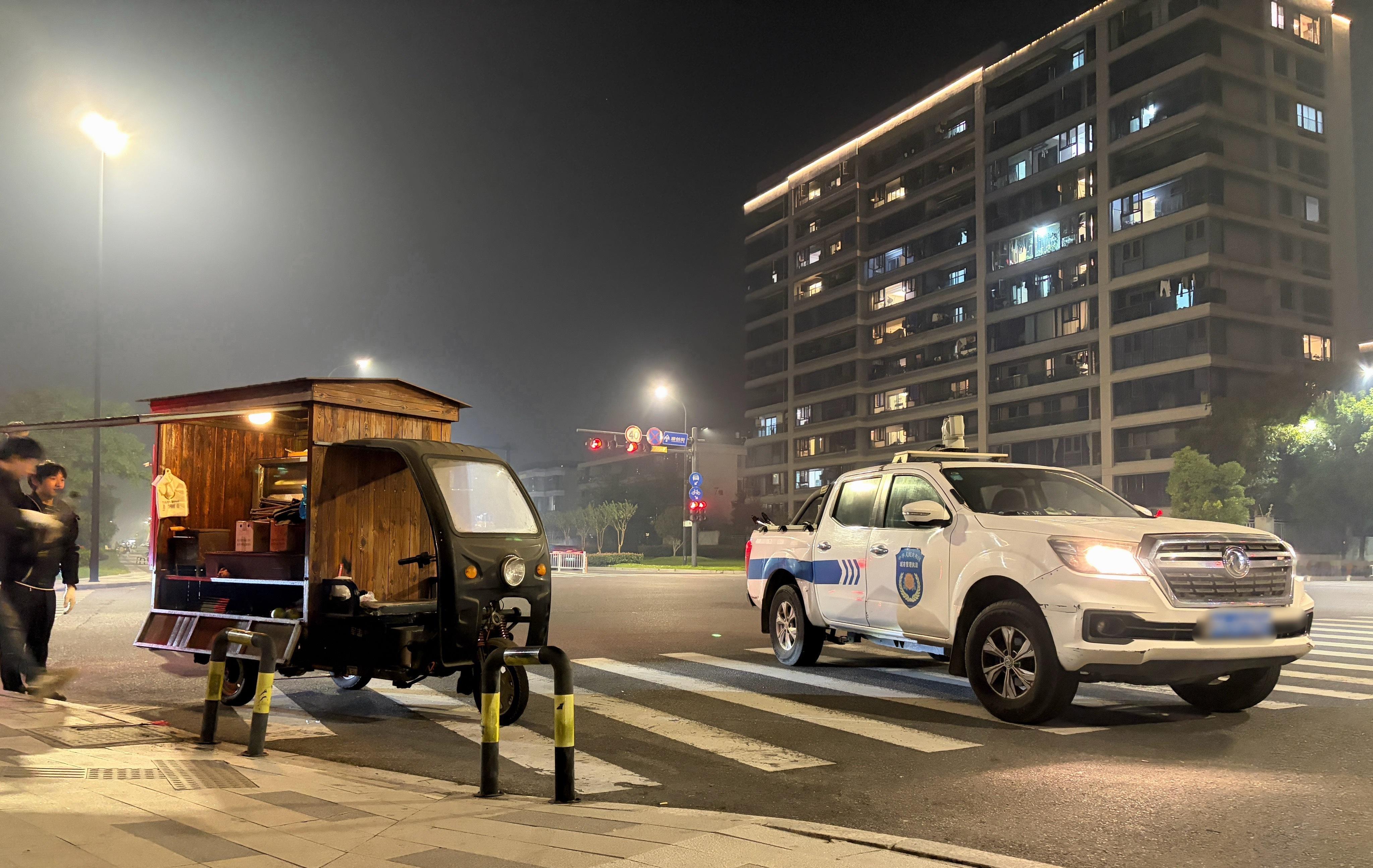 中午就没吃饭，到家出门吃口烤串吃着正香呢，老板被城管赶走了问题是…那我还继续吃么