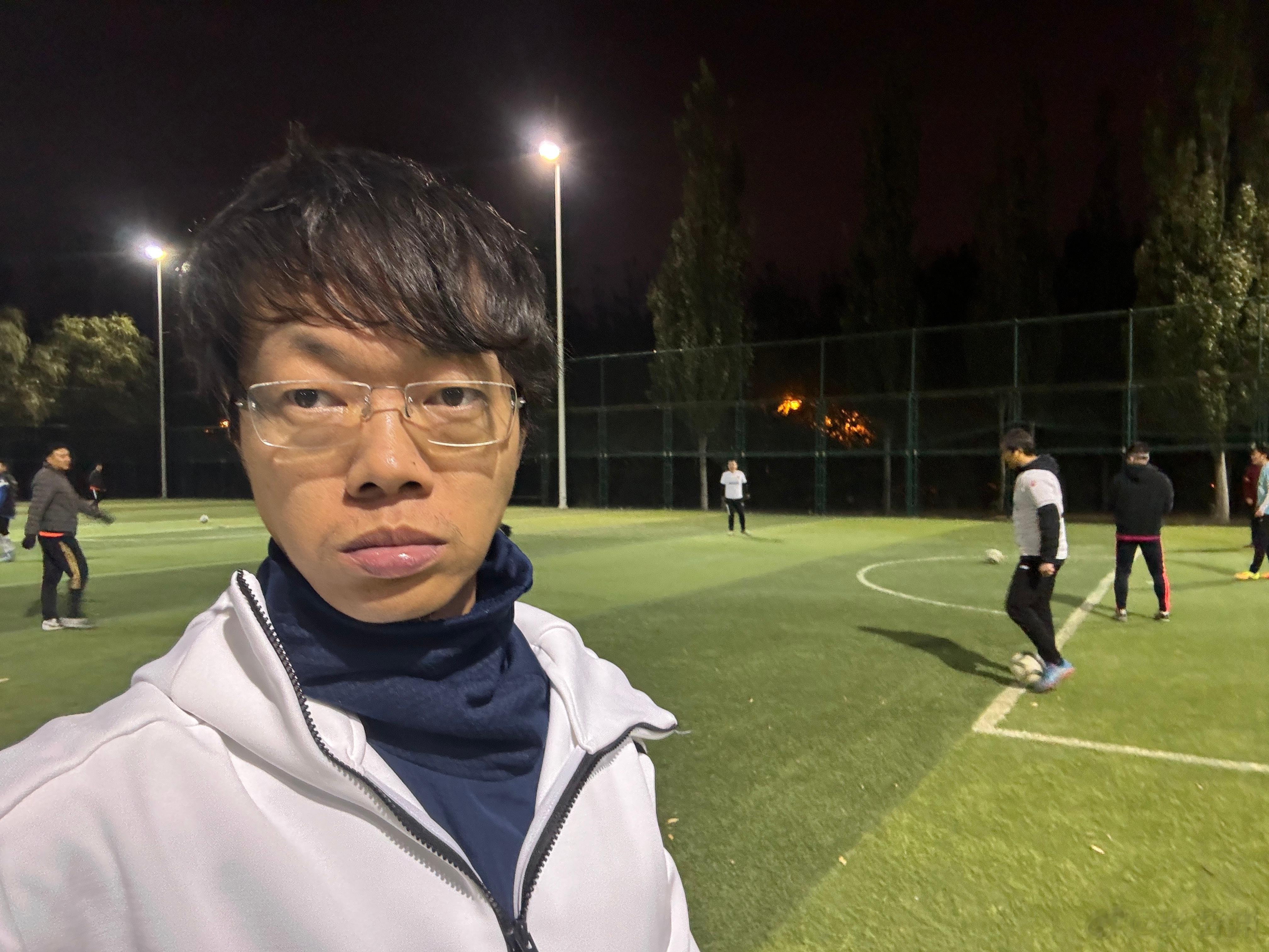 从27度的深圳坐飞机回1度的北京踢球，真爱。 ​​​