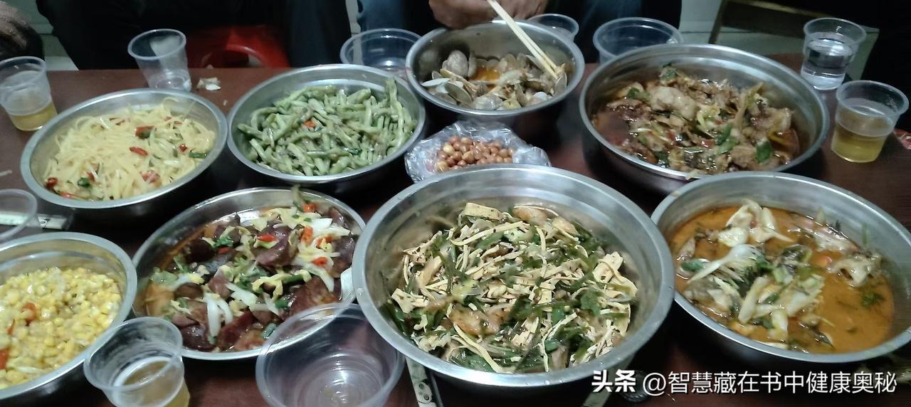 晒图笔记大赛今日晚餐分享，农家小菜：凉拌三丝，白油炒虹豆，三鲜黄辣丁鱼，回锅肉，