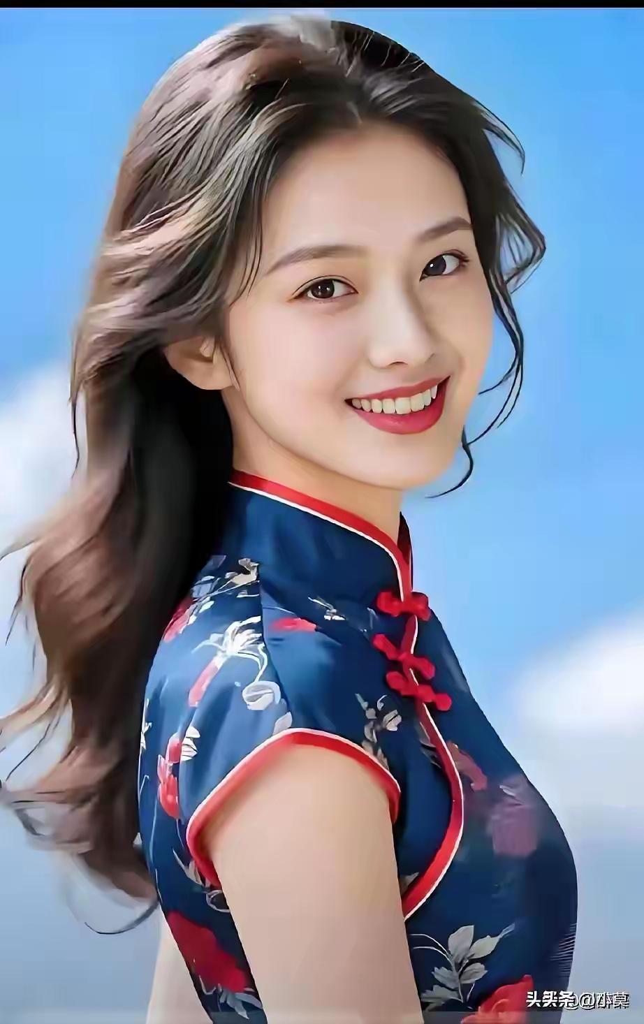 澄澈蓝天为背景，女子侧身回眸浅笑，灵动动人。蓬松的深棕微卷长发随风扬起，发丝轻盈