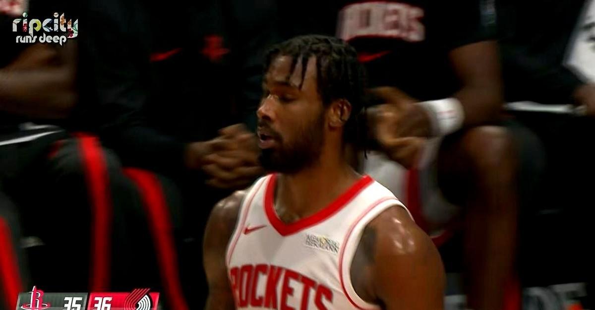 火箭队的伊森，又伤了，人刚从伤病名单里爬出来没几天，脚踝一崴，直接当场报销，被搀