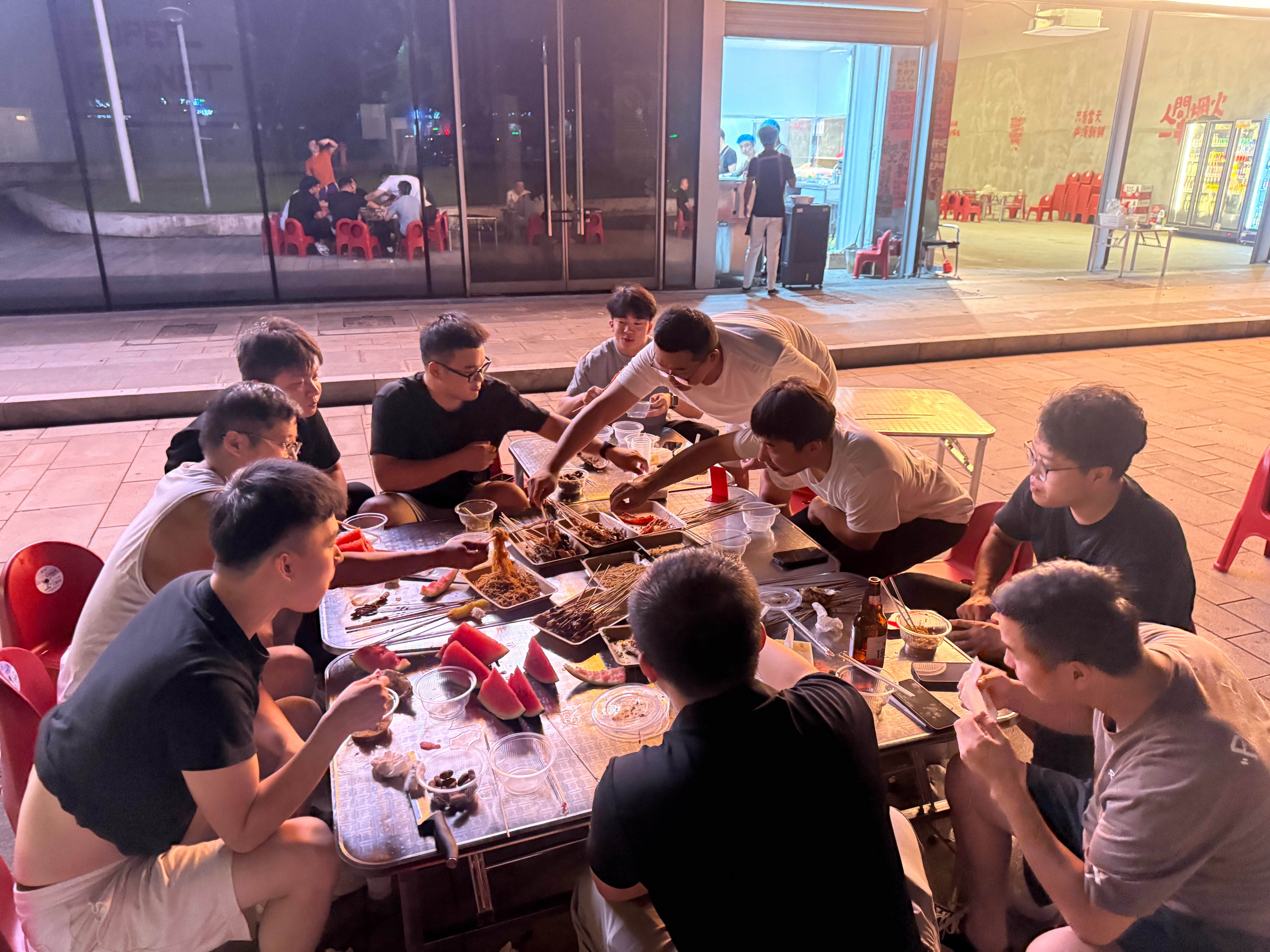 打完篮球聚个餐放松一下