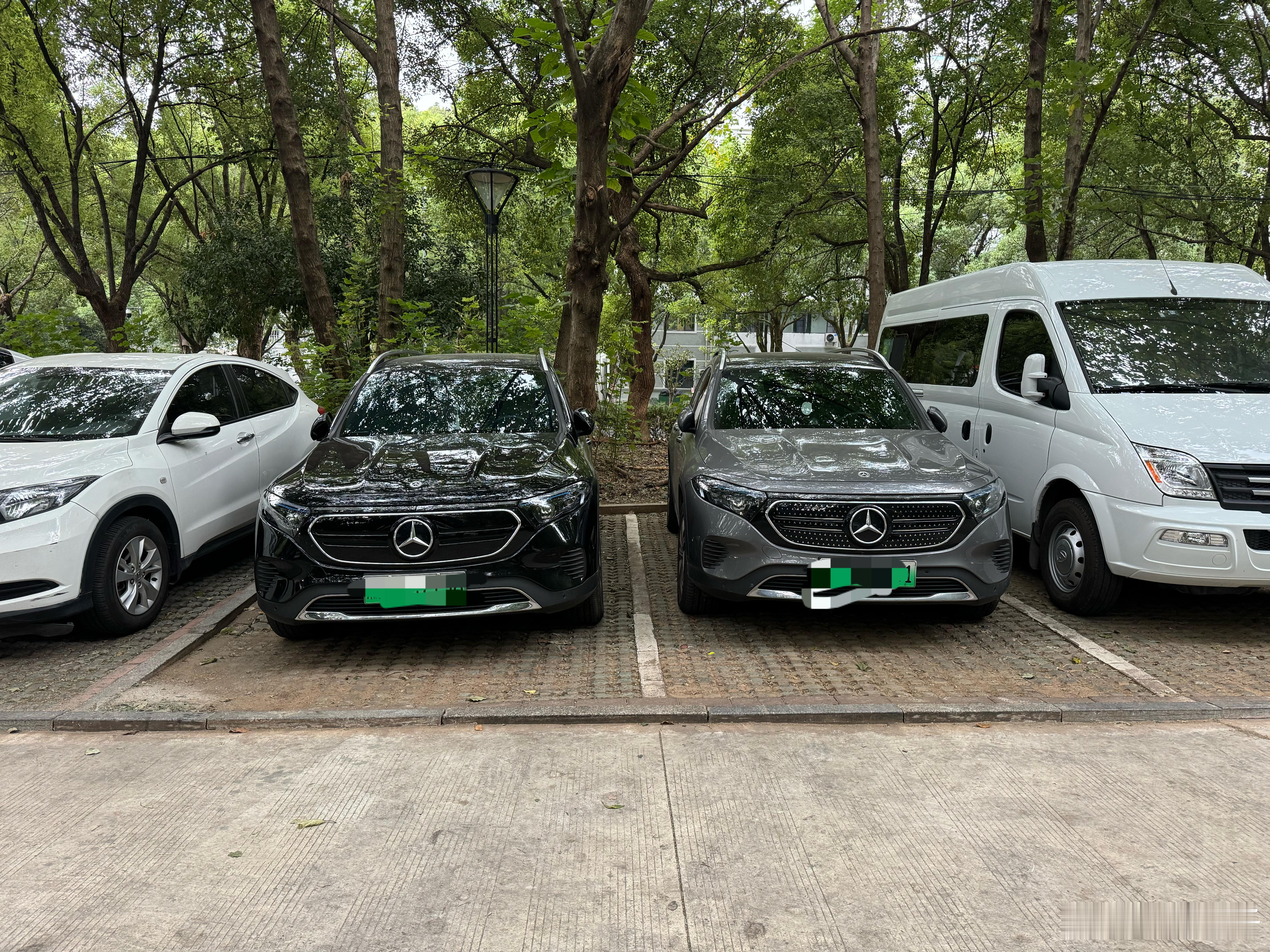 两辆电动奔驰真少见[笑cry]是不是两兄弟赌气买的#新能源汽车##汽场全开# ​