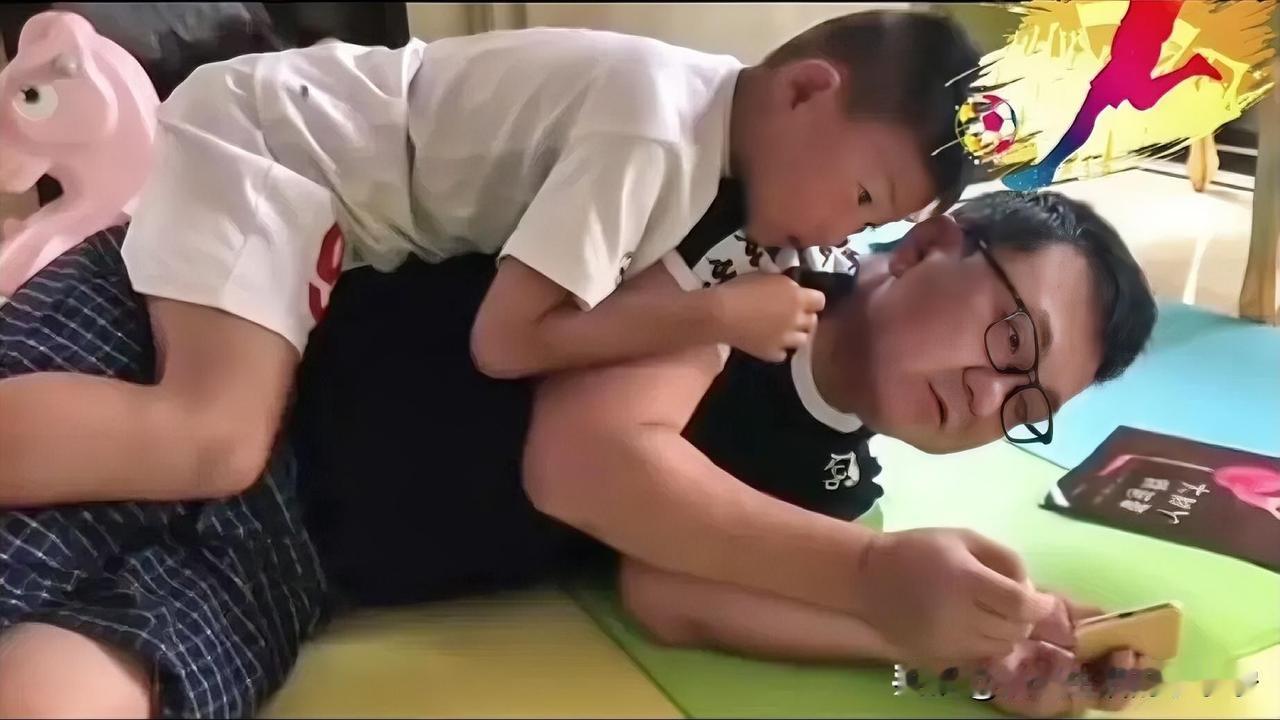 董路给爱徒万项授课，小万项这姿势有点“大逆不道”。
    不是父子胜似父子的感