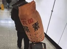 尿素袋别以为进城我就不认识了春运·绿皮火车·见站就停车座位下躺着人睡觉/车厢连接