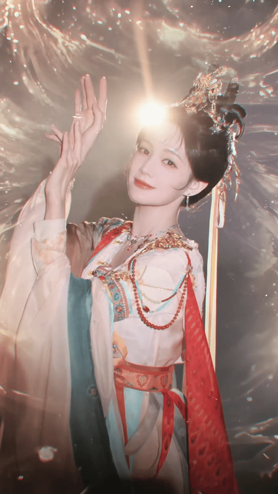 今天被李一桐的新剧物料疯狂刷屏，每一张都美到失语！她那古典气质，搭配满分妆造，真
