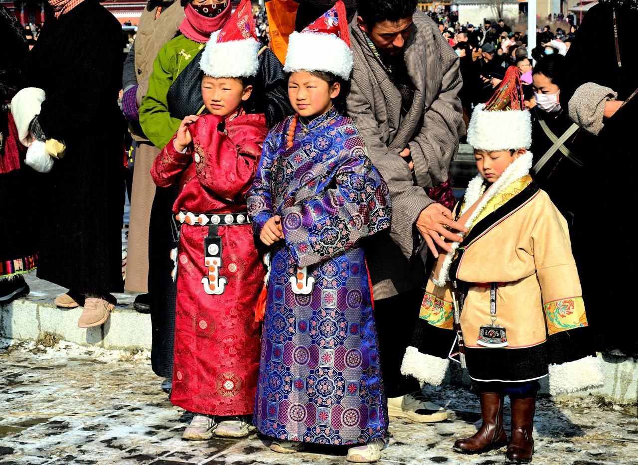 盛会里的童年，藏韵润童心

高原的风掠过经幡，捎来悠远的鼓点，一场盛大的民俗之约