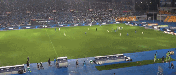 球迷干了最不该干的事！没事在看台瞎拍，到底是什么意思？把VAR+边裁+主裁都给干