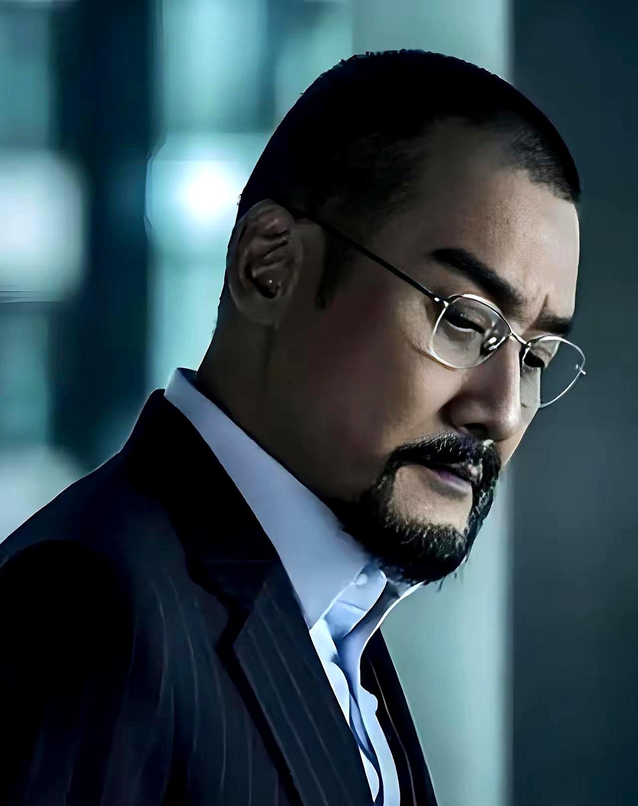 一句“是，龙哥”被骂得狗血淋头，梁家辉没撂挑子，反而把羞辱当燃料。普通话烂？就数