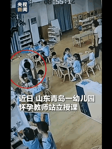 “被央视表扬了”。山东青岛某幼儿园，一怀孕女教师正给小朋友授课，丝毫没注意到身后