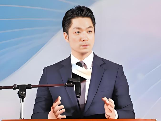 台北市市长蒋万安曾宣称，如果大陆继续在台海进行军机绕台和军演的话，他就要对双城论