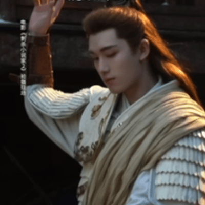 丁程鑫骑马反被马硬控《刺杀小说家2》丁程鑫骑马帅炸，长时间拍摄磨得屁股痛，喊停秒