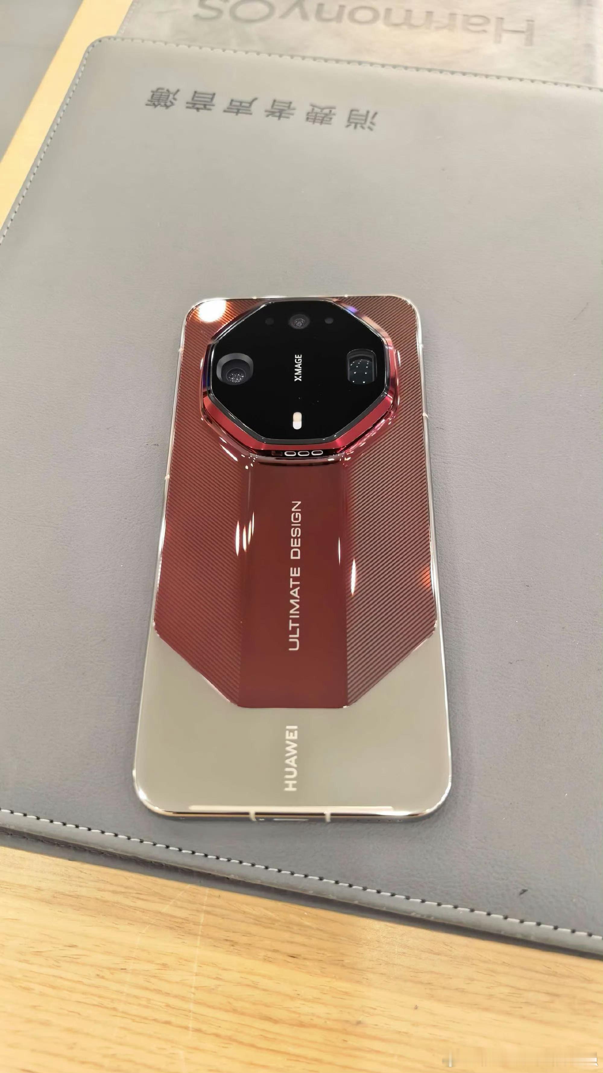 网上曝光的Mate90系列外观 如果有熊猫色 是不是更好看 ​​​
