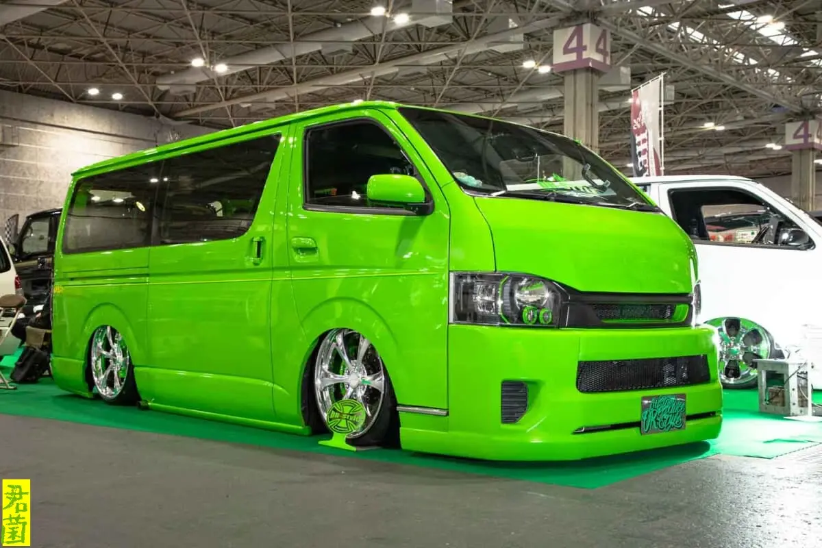 海外玩家的低趴丰田面包车。