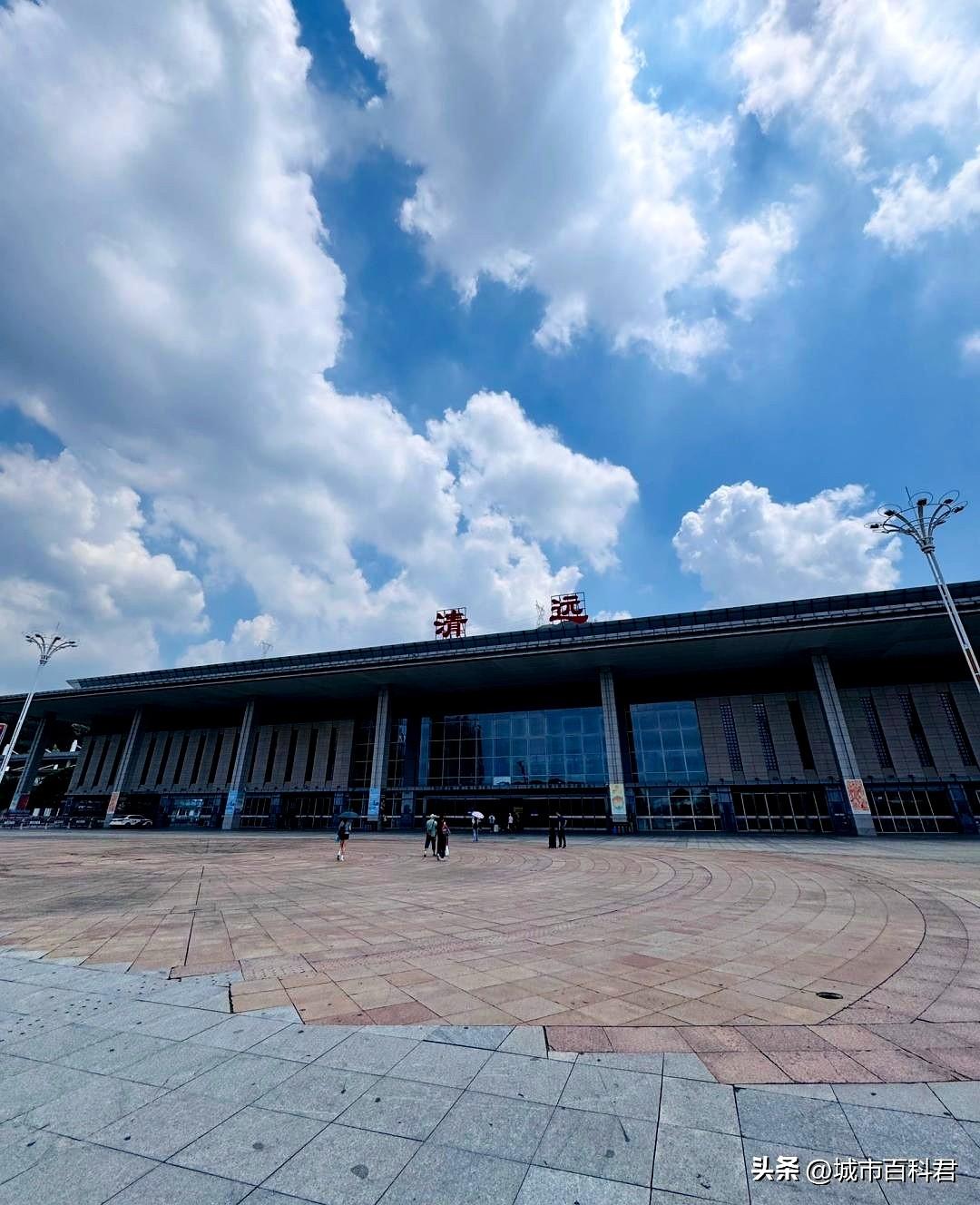 每次路过清远站，看着那2台6线的站台，总觉得它像个守望家乡的老友。
以前挤源潭、