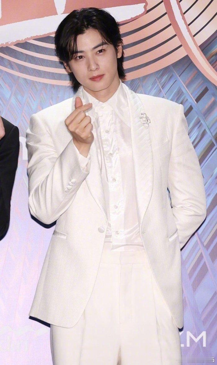 #不管你是什么馒头从车银优身上下来#车银优是97年的吧？怎么会这么容易肿呢[喵喵