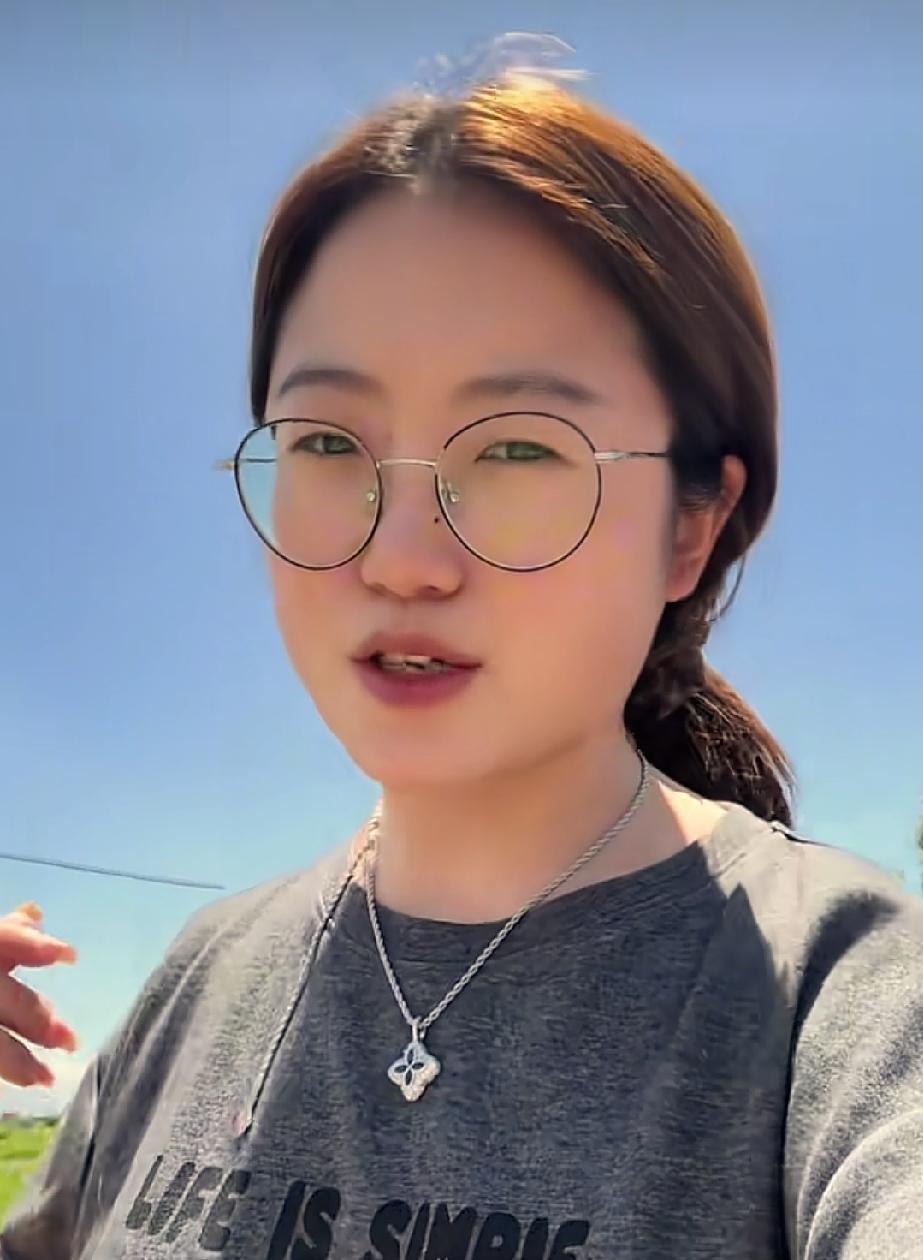 丁丁袒露了自己不为人知的过往。小时候，她与姐姐成长在缺少父爱的环境中。父亲嗜赌成