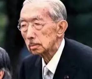 日本为什么现在听美国的话，为美国马首是瞻，一切听美国的话，就是因为日本吃了美国的