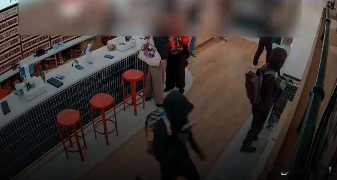 纽约曼哈顿一家宝可梦专卖店遭武装抢劫
 
纽约曼哈顿的宝可梦专卖店“Poké C