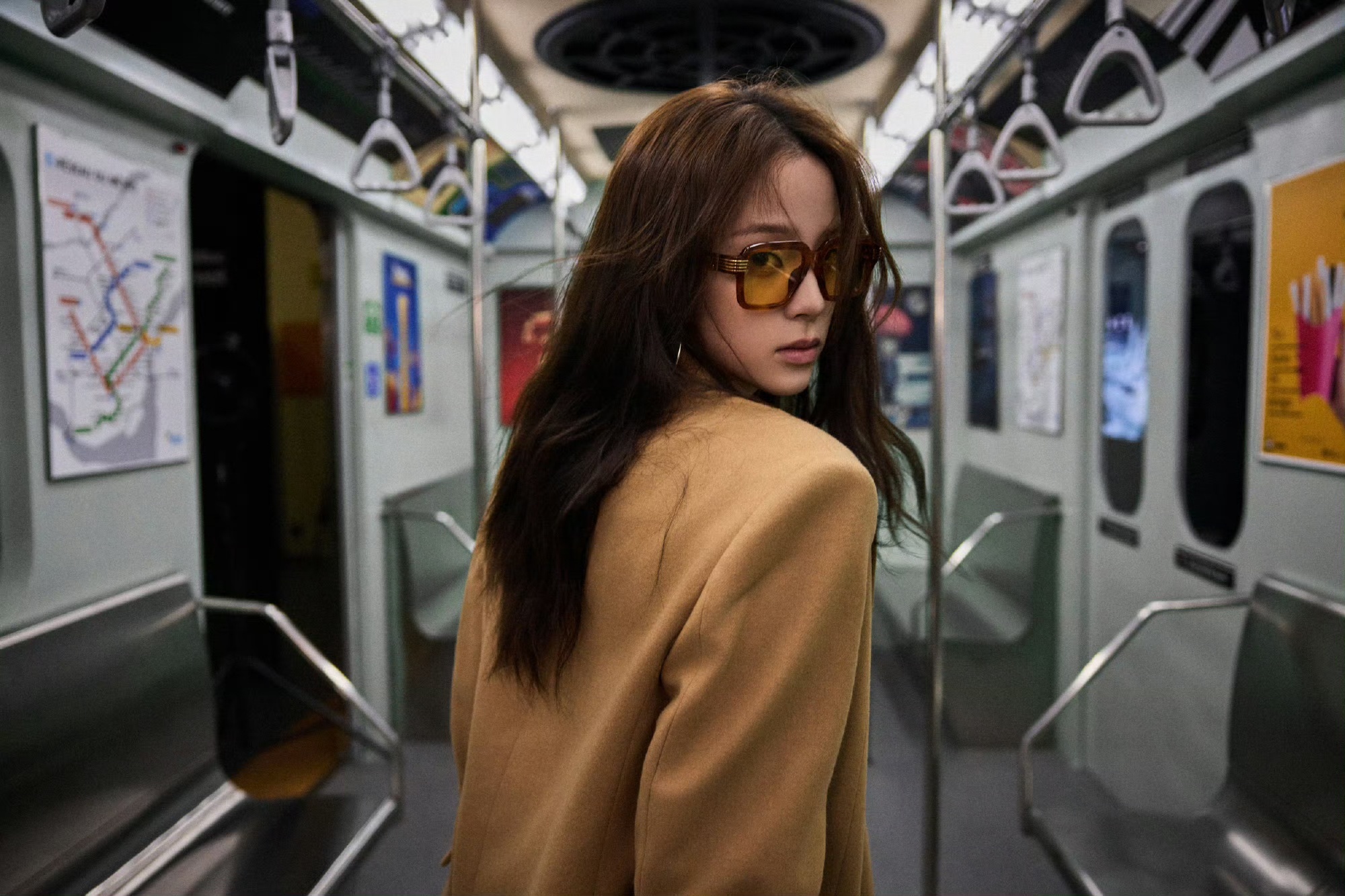欧阳娜娜身上的时尚张力  松弛又自在的美，真的是更加让人觉得怦然心动的呀，完全就