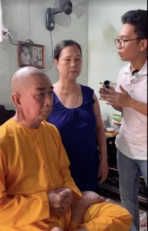 被下面这张图片成功逗笑了。这位大 师来自越南，名字叫黎文富，年龄大概60左右的样