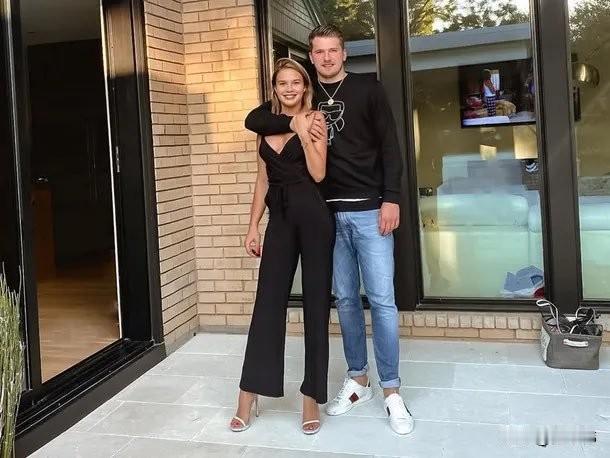 皮尔斯谈东契奇：

“你们看新闻了吗？卢卡的未婚妻，应该是前未婚妻，向卢卡索要5