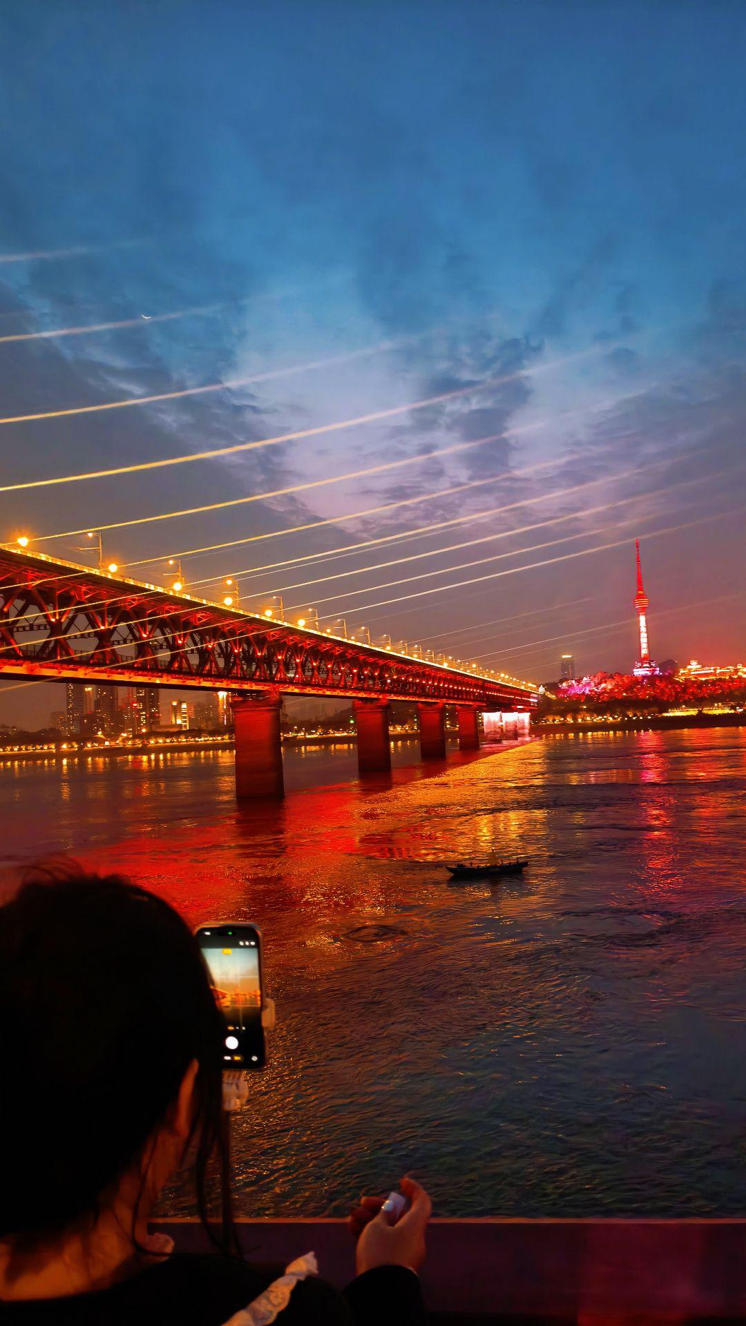 这就是小时候课本里学的， 万里长江第一桥，武汉长江大桥， 时隔几十年...