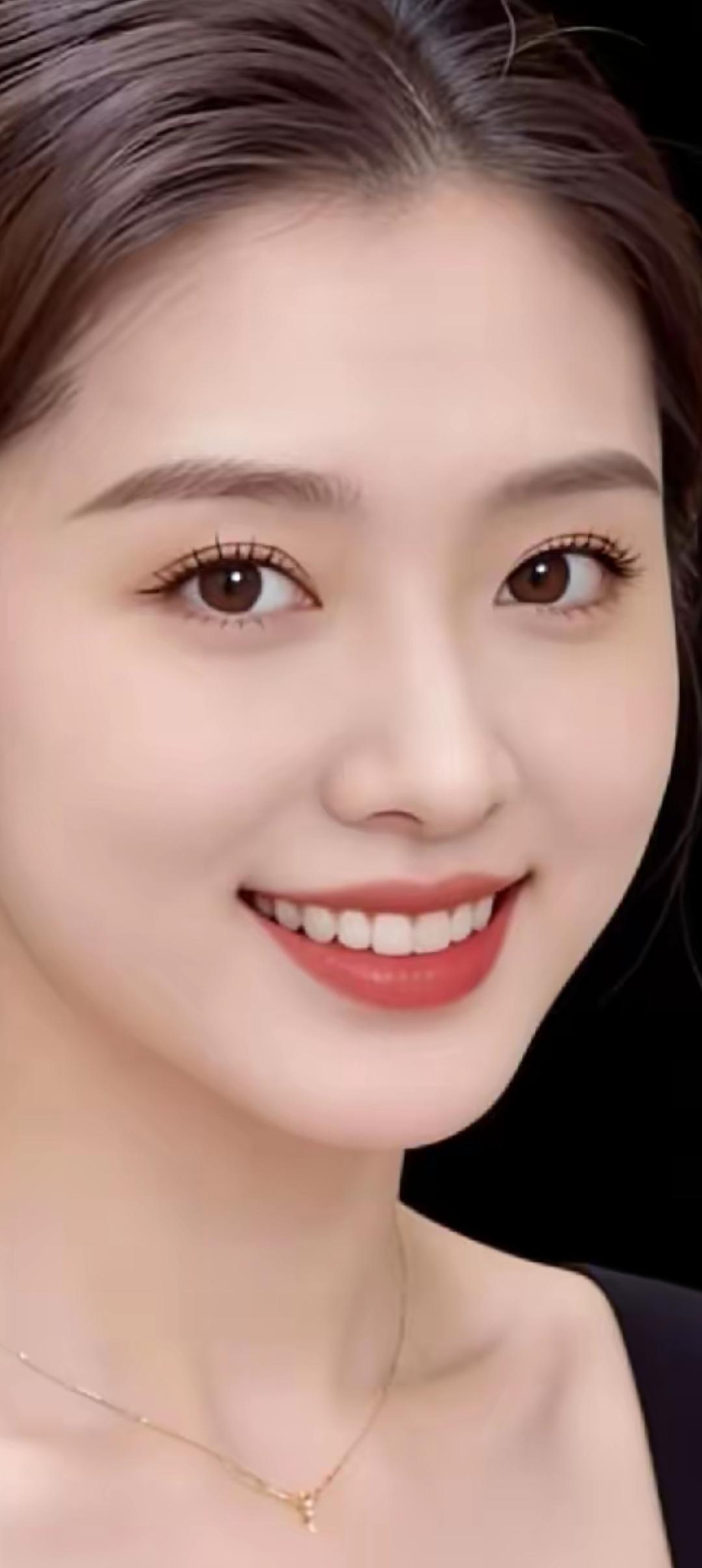 甜美笑容，温柔眼眸，优雅项链，尽显迷人魅力！🌸💖✨