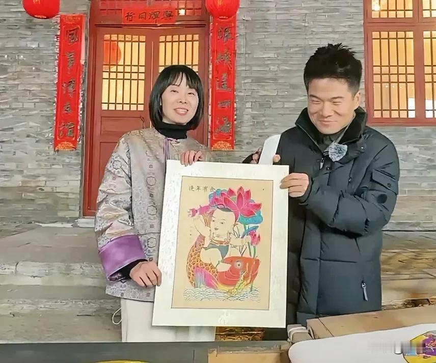 还是山东的粉丝们豪放啊
直接喊：董宇辉留下来，留在山东当女婿
董宇辉害羞的说，不