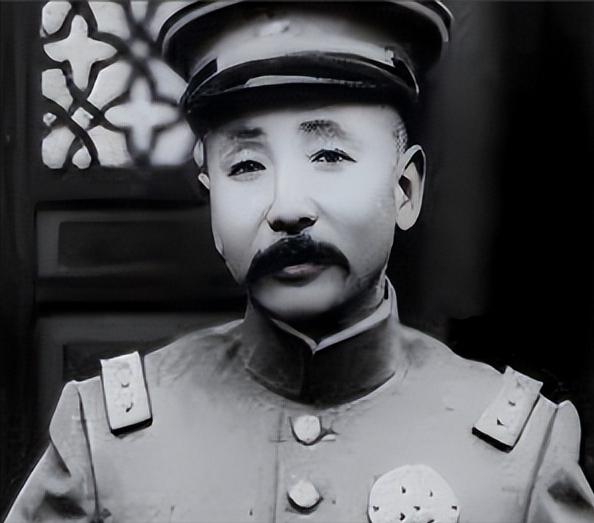 张作霖路过一个修鞋摊，见鞋匠干活慢，抬脚就踢了一下。鞋匠反手就给了他一巴掌，骂道