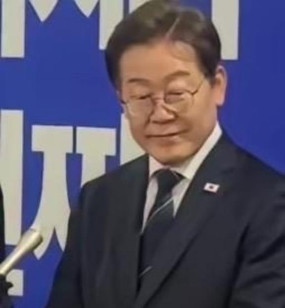 外媒曾问韩国总统李在明：若中国武统台湾，你会不会出手？李在明笑着回答：那是人家的