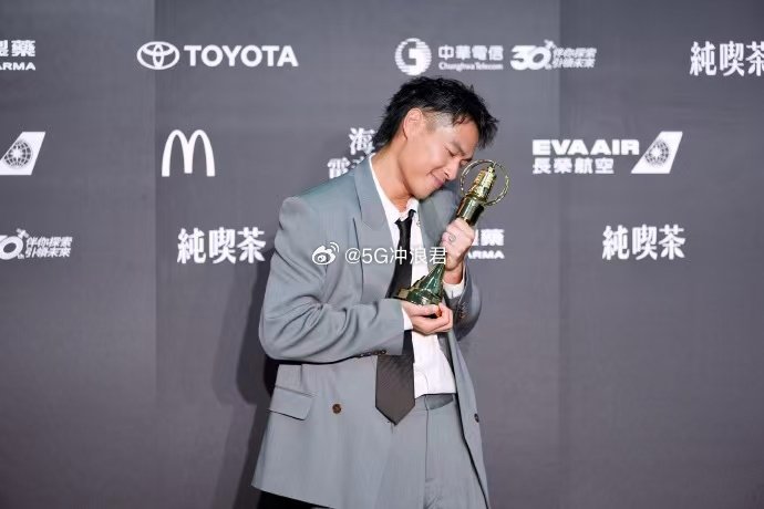 出席第61届金钟奖，灰色西装套装衬得沉稳帅气。恭喜凭借《监所男子囚生记》获得戏剧