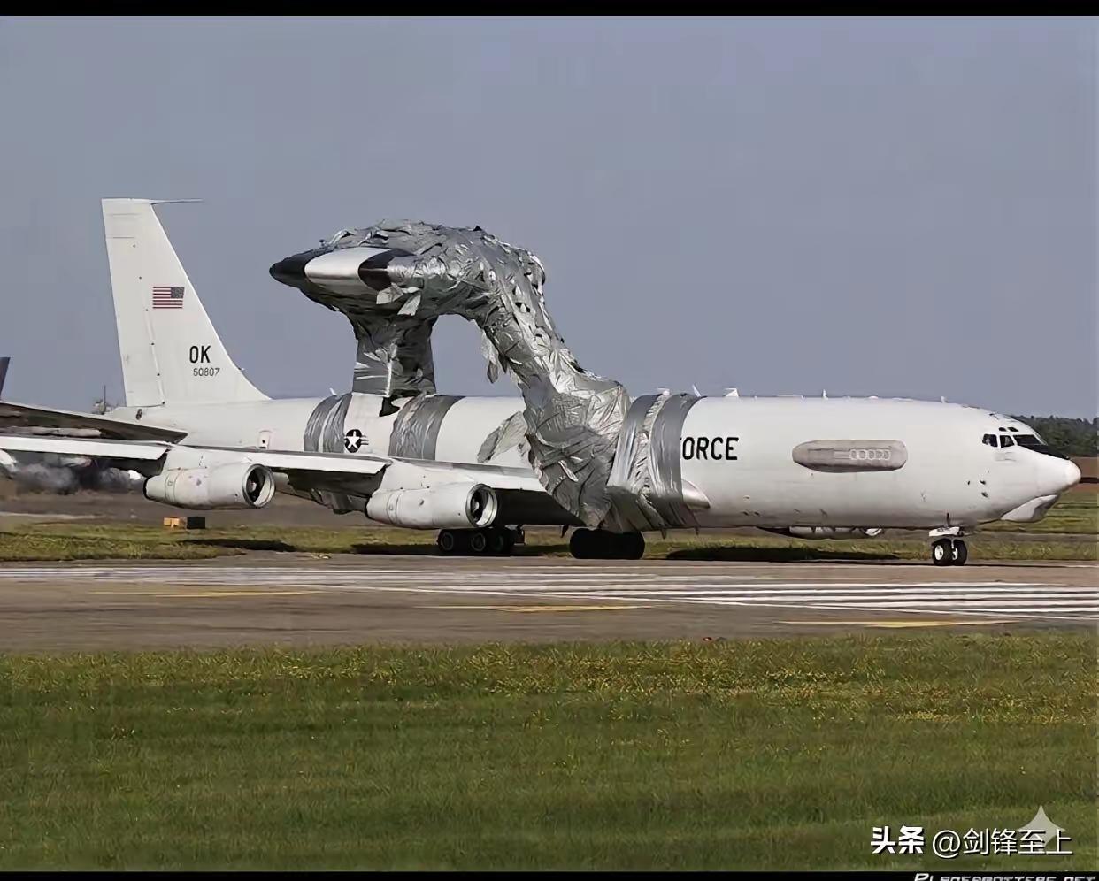 国外网友给出的美军E3预警机修复方案，用大量锡纸贴合。

这样确实非常不靠谱。