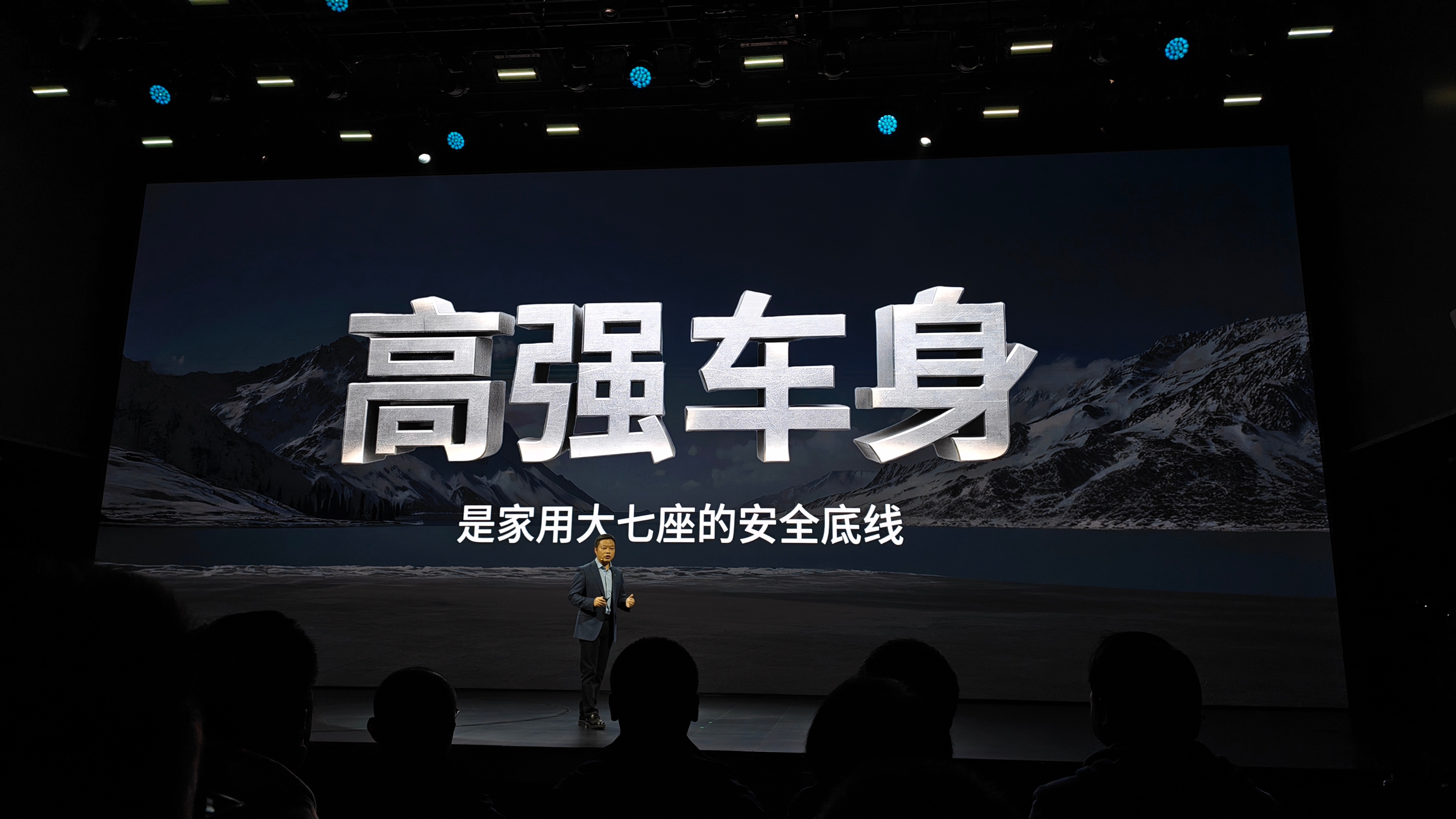 安全，永远是主旋律，尤其是家用大型MPV。大师兄 现场搬出X9的零重力座椅展示安