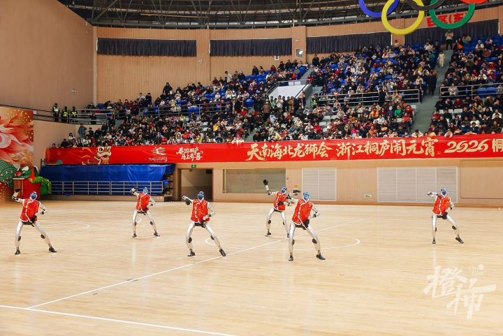 金家板龙、高空狮子、潮汕英歌舞、春晚“同款”机器人……桐庐这场民俗大踩街燃爆了！