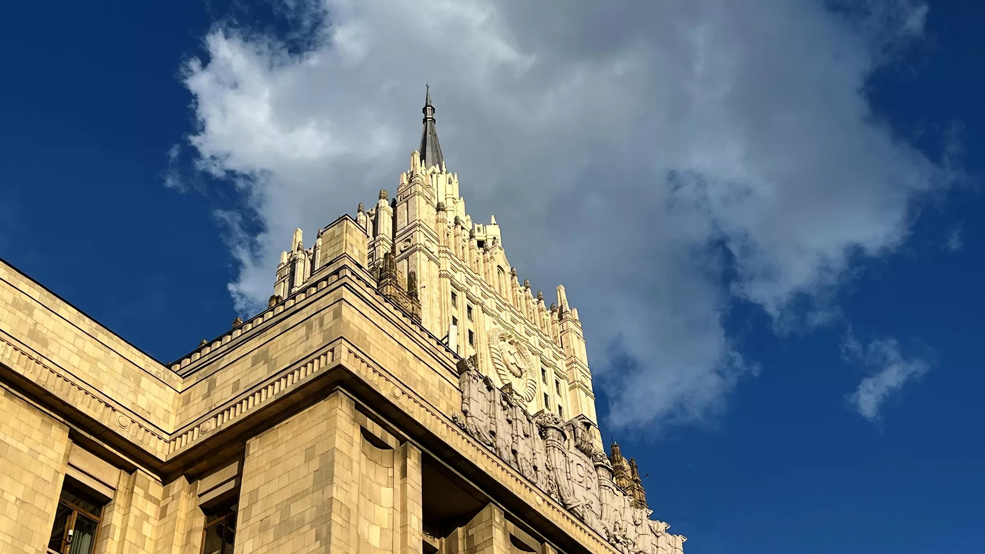 【俄外交部：俄罗斯拒公开特朗普和平方案细节】在莫斯科举行的新闻发布会上俄罗斯副外