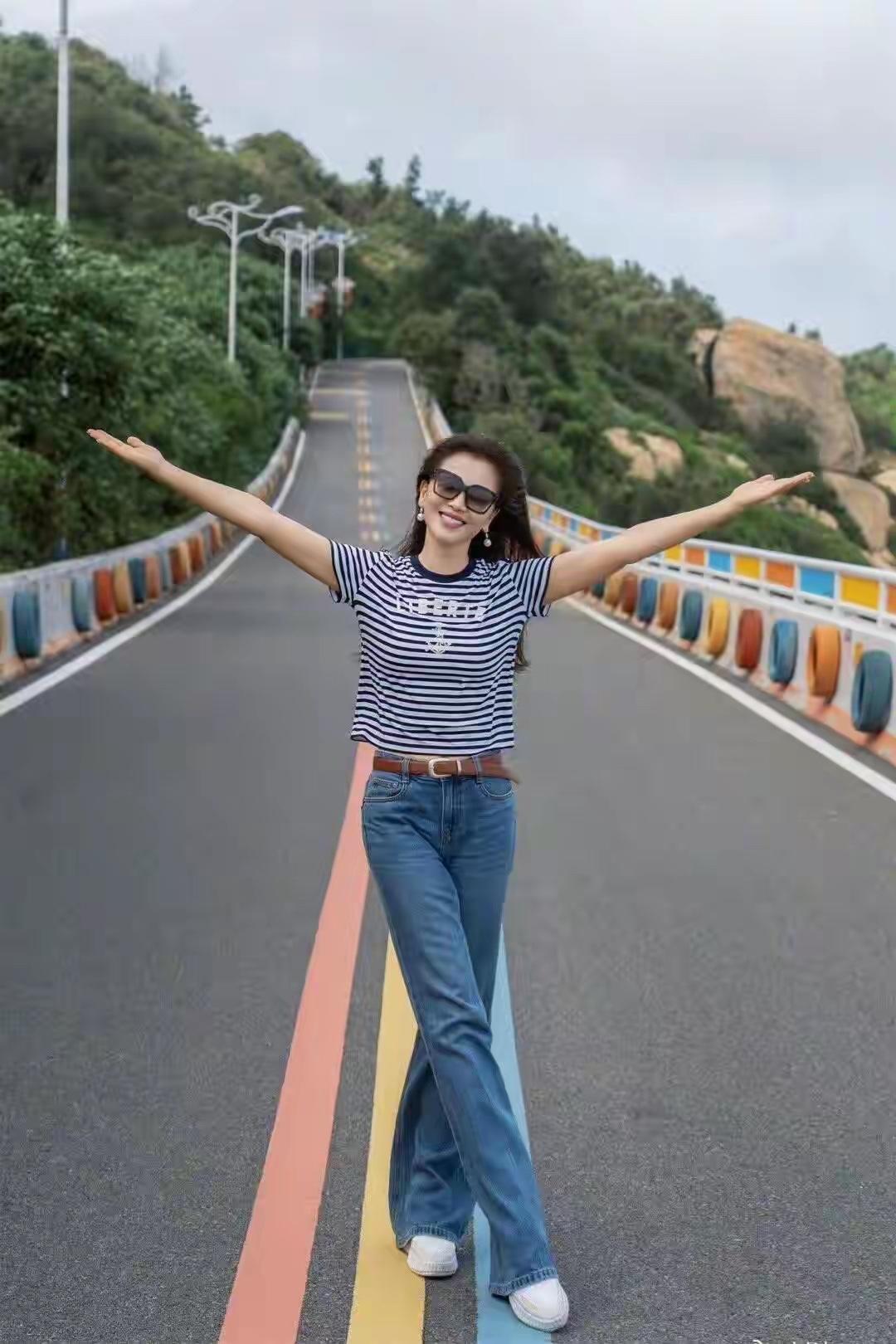 刘涛的这一套海边造型真的绝了，完全是夏日度假的搭配模板，她上半身穿的是一件基础款