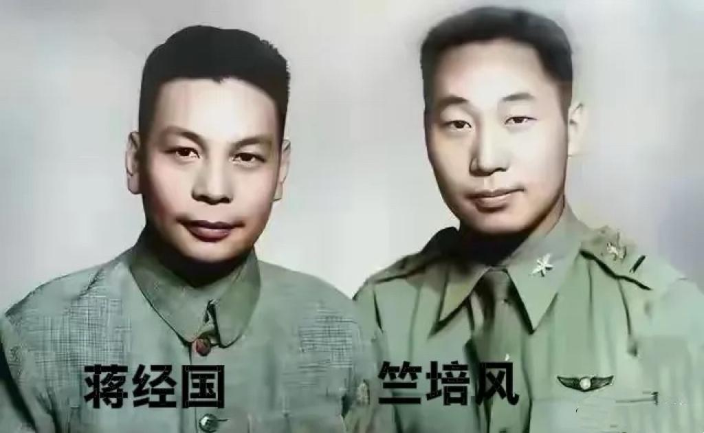 年轻时的蒋经国与表弟竺培风的合影，竺培风是蒋经国姑姑蒋瑞莲的儿子，关系十分密切。