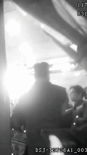 近日，安徽合肥，一名家长神色慌张地向巡逻警车求助，孩子突发惊厥昏迷。在警车开道和