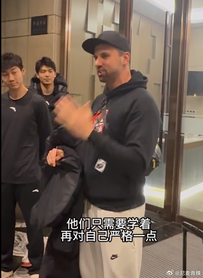 排球不落地 哪去找又出力又当爹的外援，铁锤走之前还在叮嘱年轻人，加油，自信，要努
