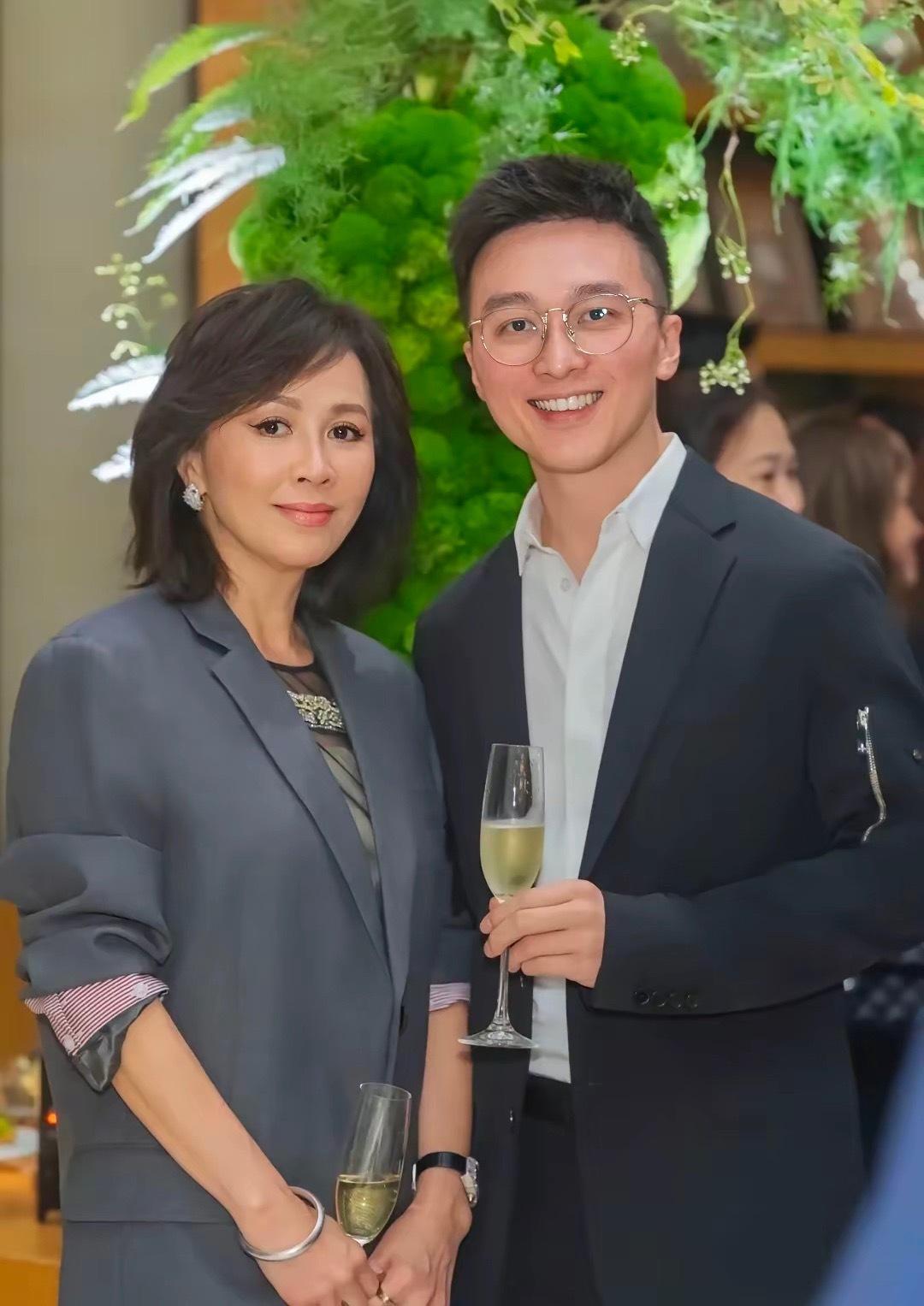 刘嘉玲带着侄子参加知名英籍华人室内设计师傅厚民出道25年晚宴，嘉玲姐为了侄子的前