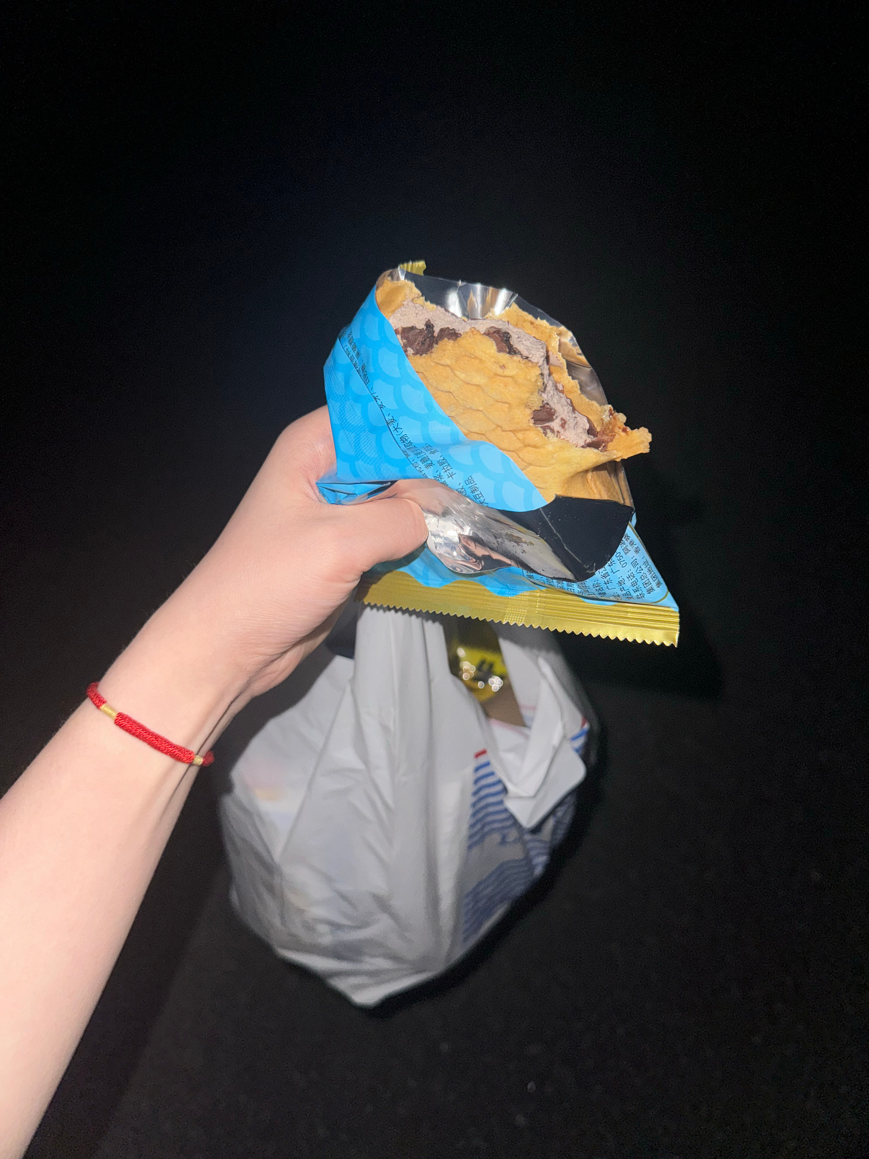 我不知道这个点出门去便利店的人算勤奋还是算嘴馋 