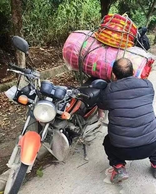 95后广东摩友返乡路遇夜灯侠 摩托车返乡的路上，他们用他们的小灯照亮着一条条小路