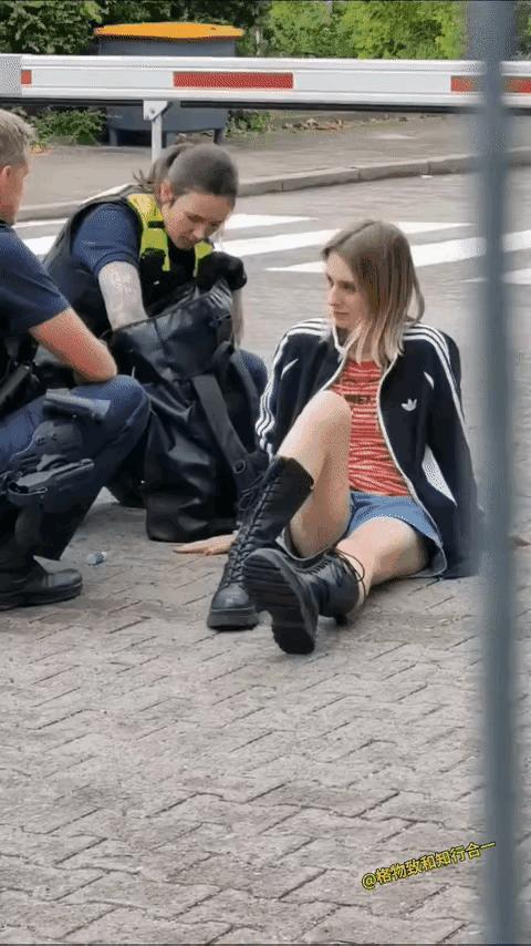 经常在沙漠玩越野的朋车友都知道，车子四个轮子陷进沙子里像脱困是非常麻烦的一件事。
