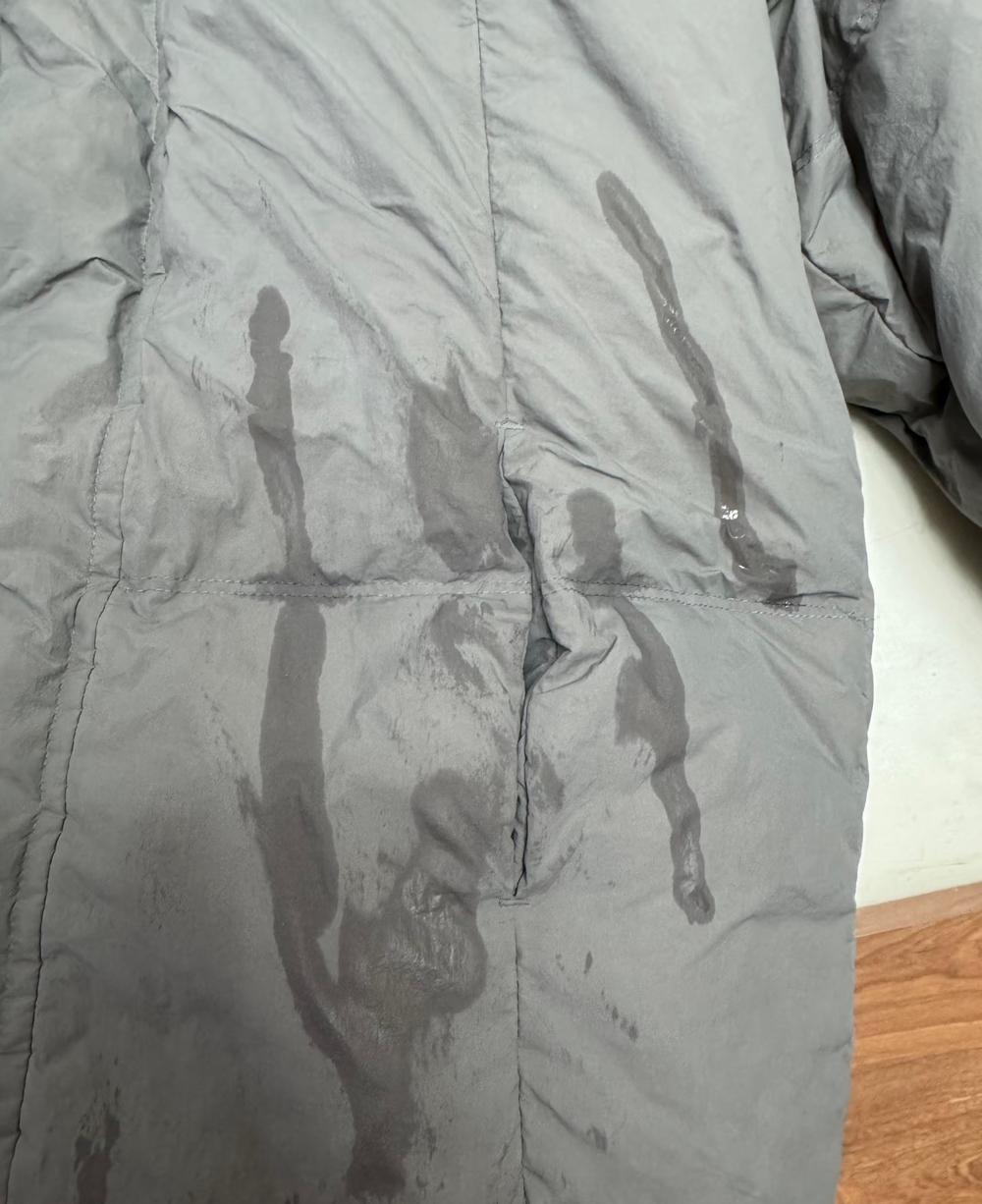 楼上邻居晒腊肉，滴下来的油弄脏了一千多的羽绒服。
衣服肯定是不能穿了，我上去找他