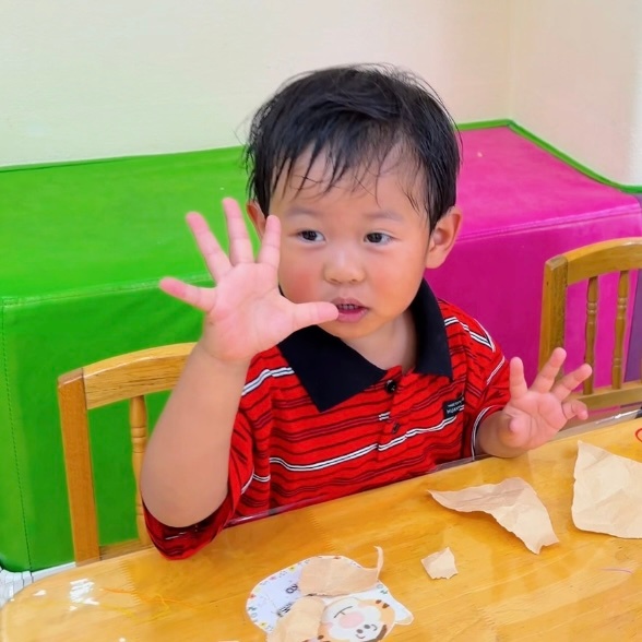 老师…子涵…洗头…又…最后应该是老师看不下去了给梳了头型